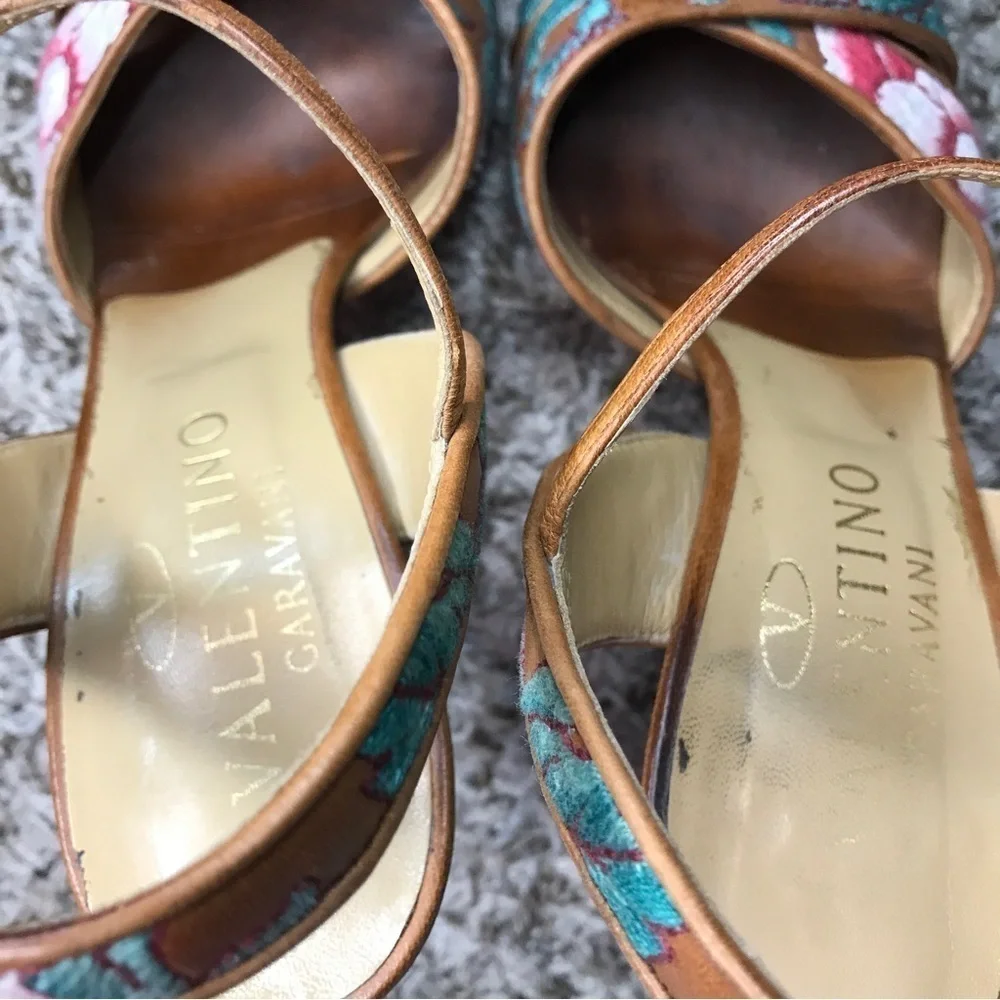 *Vintage* Valentino Garavani women’s pink blue floral embroidered leather heels